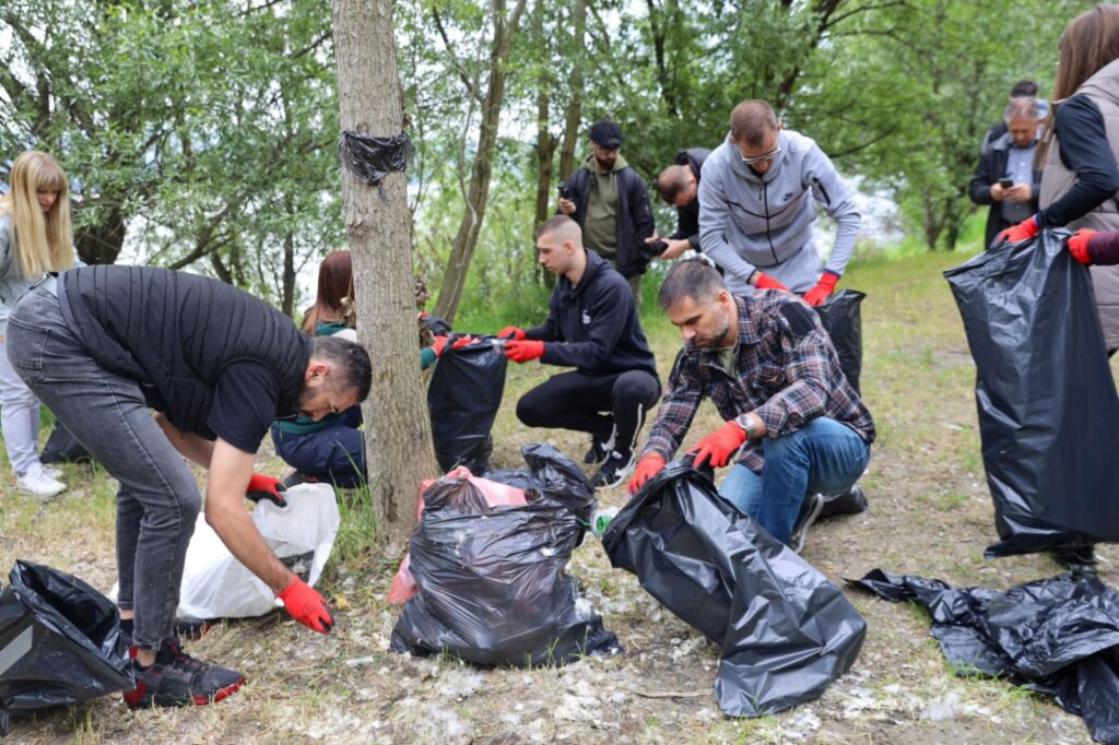 PRIMER DOBRE PRAKSE: Ministarka Pavkov i gradonačelnik Mićin u velikoj akciji čišćenja Futoga