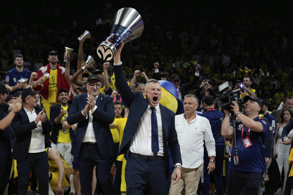 POVRATAK ŠAMPIONA U ISTANBUL: Gudurić i Fenerbahče dočekani gromoglasnim navijanjem