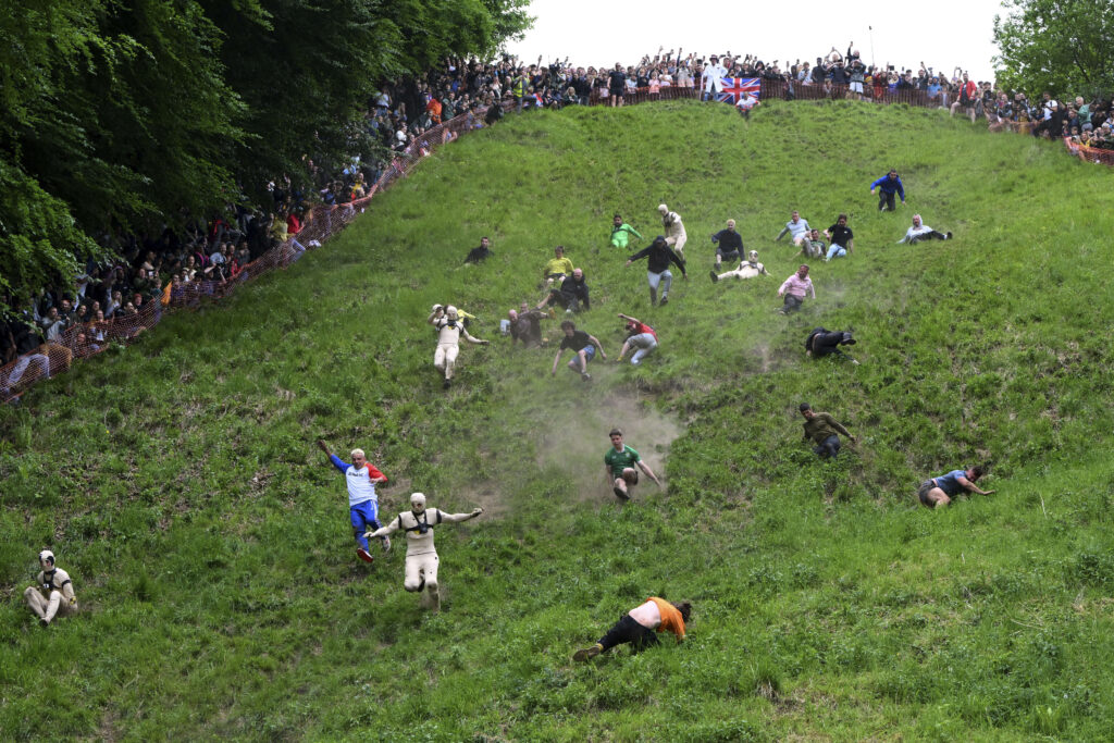 UVRNUTA ENGLESKA TRADICIJA: Trka za kolutom sira niz brdo