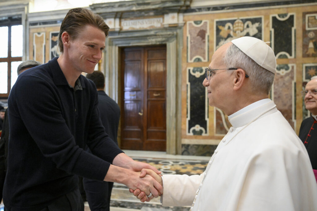 PAPA LAV XIV DOBIO DRES KLUBA: Poglavar katoličke crkve primio fudbalere Napolija