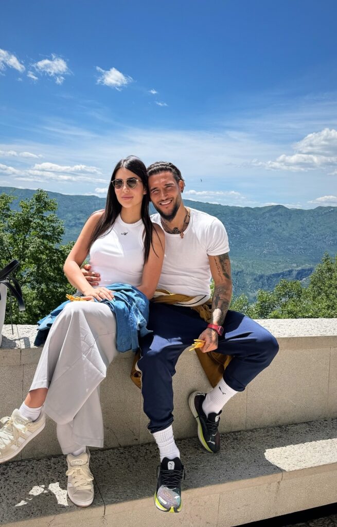 POZNATI PAR SE OGLASIO SA SVETOG MESTA: Anastasija i Nemanja Gudelj posetili Ostrog, poslali moćnu poruku