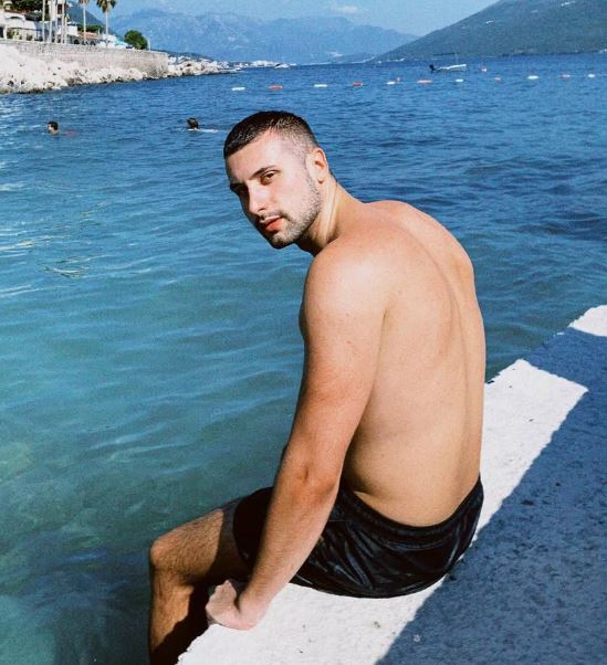NJEGOV RAD PODRŽALE BROJNE ZVEZDE: Pisao je Heniju hit, a sada je šokirao naciju