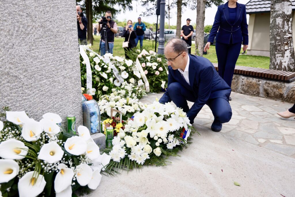 PREMIJER ĐURO MACUT POLOŽIO VENAC: U Duboni i Malom Orašju obeležava se dve godine od masakra