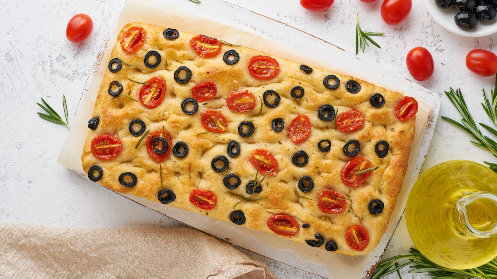 RECEPT DANA: Fokača sa paradajzom i maslinama