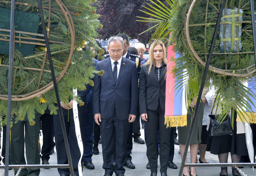 PODSETNIK NA SVE NEVINO STRADALE ŽRTVE: Obeležena 26. godišnjica NATO bombardovanja kineske ambasade u Beogradu