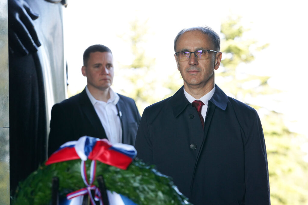 POVODOM DANA POBEDE: Premijer Macut položio venac na Spomenik neznanom junaku na Avali
