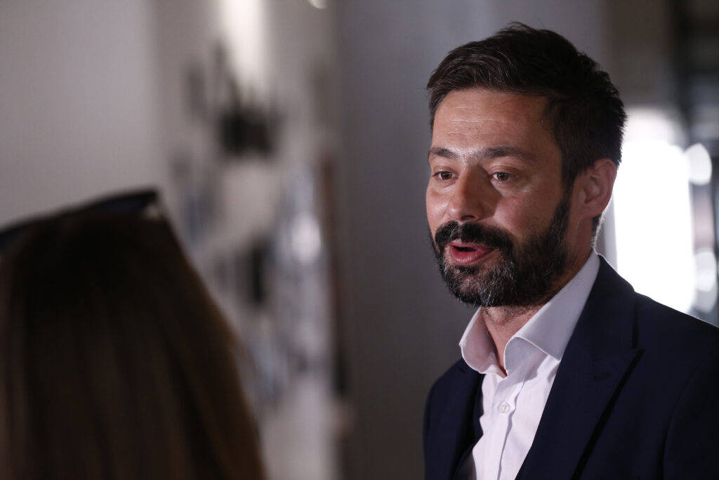 POLJUBAC NA KRAJU: Milan Vasić zaitrigirao pratioce prvomajskim snimkom