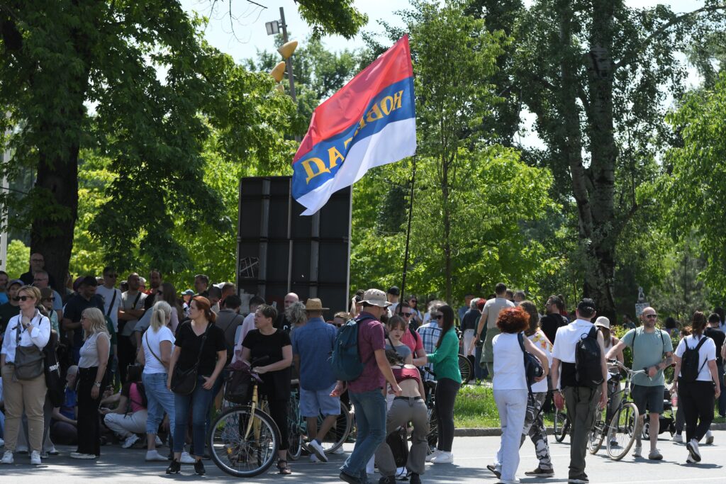 PODRŠKA AKTIVISTIMA I STUDENTIMA: Nekoliko stotina građana okupilo se sinoć ispred zatvora na Klisi