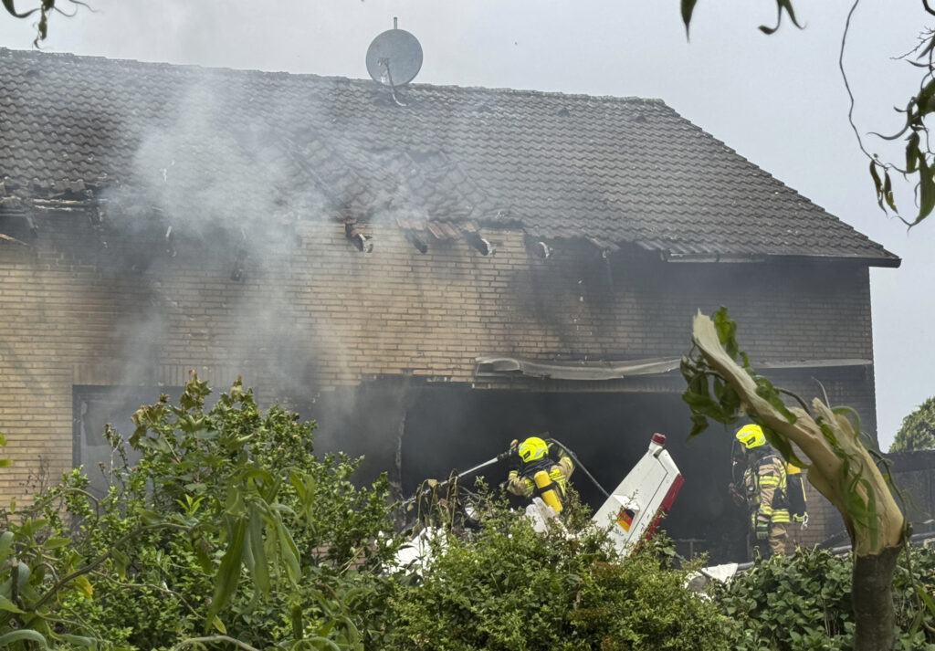 TRAGEDIJA U NEMAČKOJ: Avion se srušio na stambeni objekat