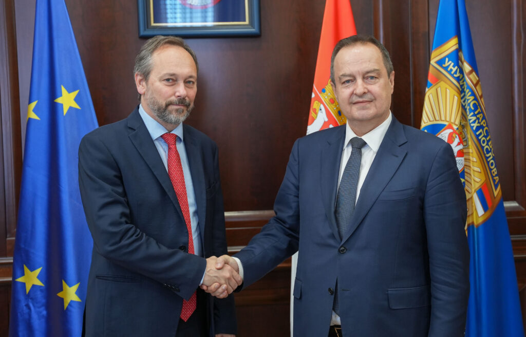 OPROŠTAJNA POSETA AMBASADORA EU: Ministar Dačić primio Emanuelea Žiofrea