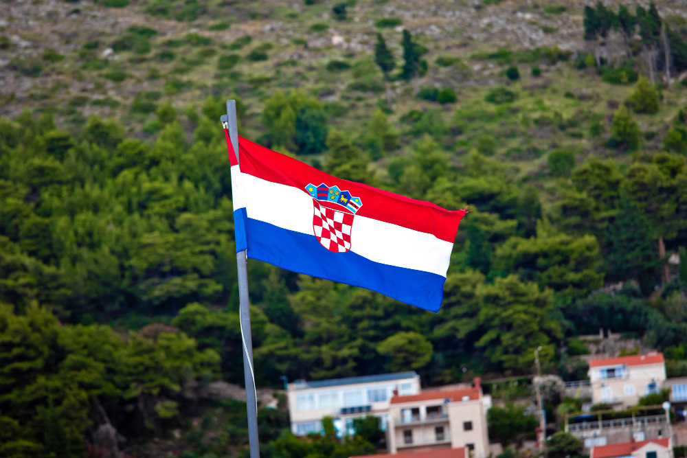IMAJU LI REZERVNU? Ukradena hrvatska zastava sa kninske tvrđave