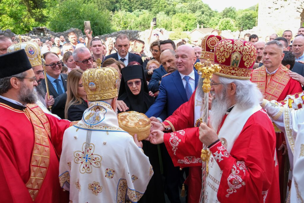 VELIKI JE DAR BOŽIJI DA SMO PRAVOSLAVNI: Patrijarh Porfirije vodio liturgiju u manastiru Ravanica