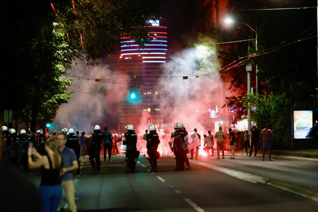 NASILJE NA ULICAMA: Pripadnici policije napadnuti nakon današnjeg protesta
