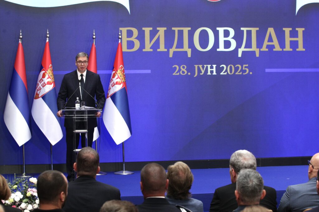VUČIĆ URUČUJE ODLIKOVANJA ZA VIDOVDAN: Ceremonija započela himnom Republike Srbije