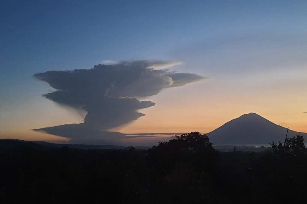 ERUPTIRAO VULKAN LAKI LAKI U INDONEZIJI: Naređena evakuacija i otkazani letovi (FOTO, VIDEO)