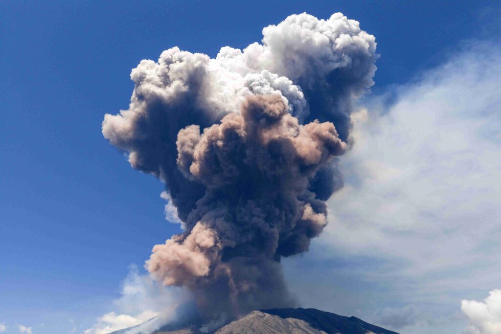 POTEKLA UŽARENA LAVA: Urušio se deo kratera vulkana Etna, uzdigao se oblak visok nekoliko kilometara