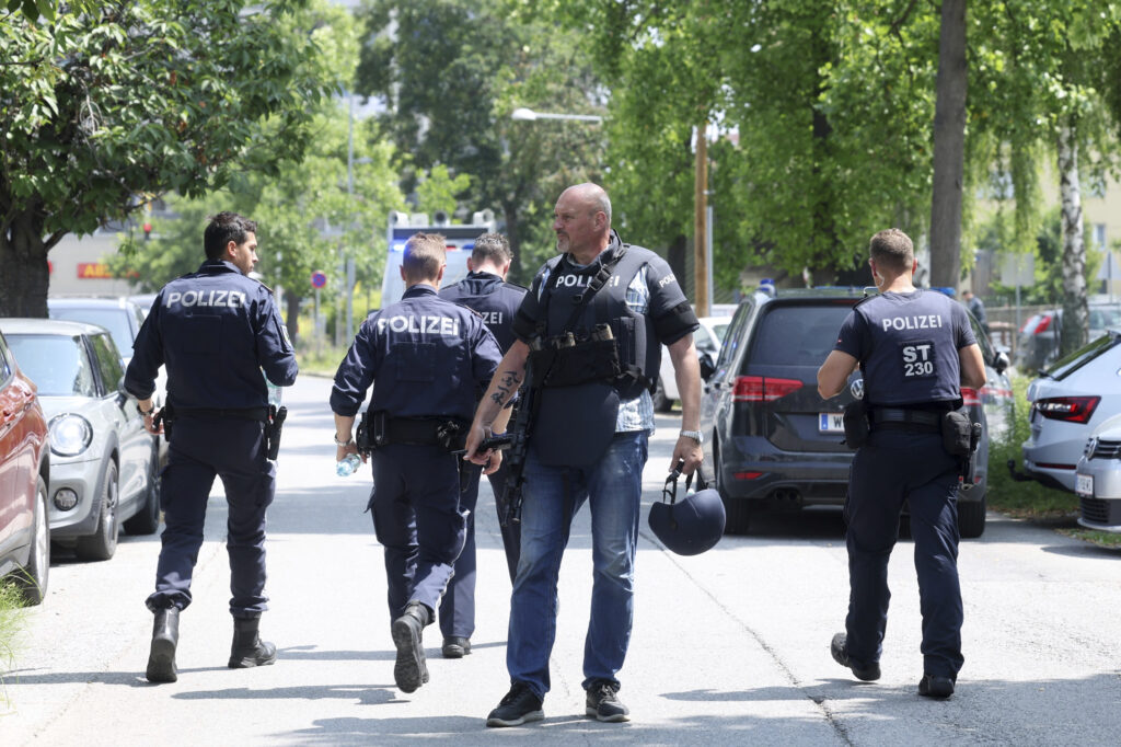 KOD SEBE IMAO GLOK I PUŠKU SAČMARU: Trenutak kada je ubica upao u školu u Gracu i započeo krvavi pir (VIDEO)