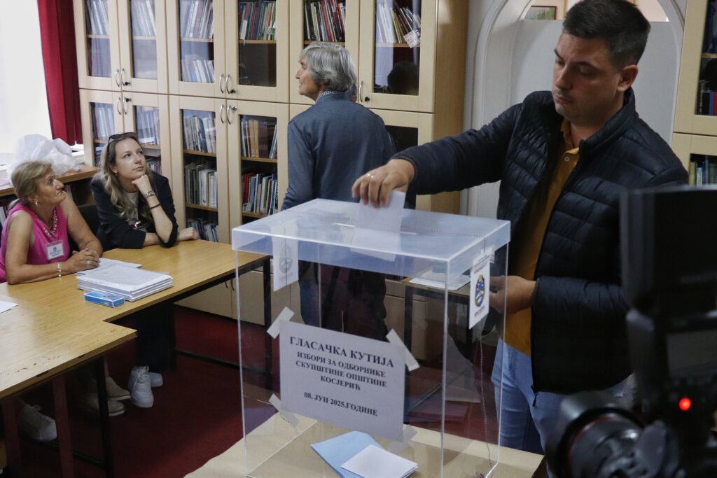 ZATVORENA BIRAČKA MESTA: Čekaju se rezultati izbora u Kosjeriću i Zaječeru