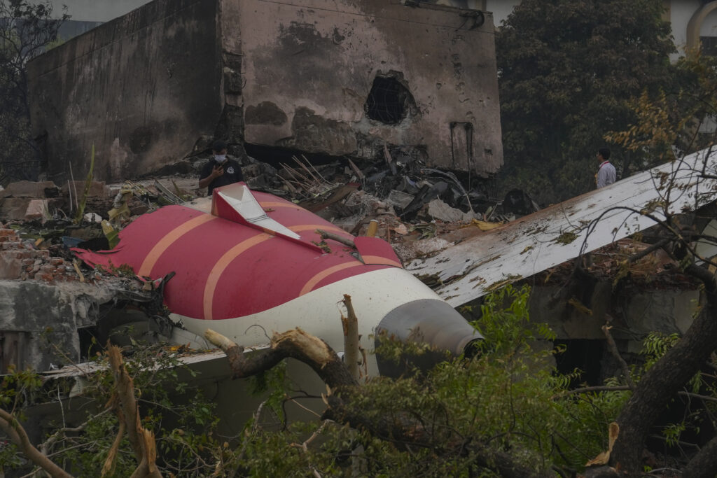 PRONAĐENA JEDNA CRNA KUTIJA: Nastavljena potraga za nestalima posle pada aviona Er Indije