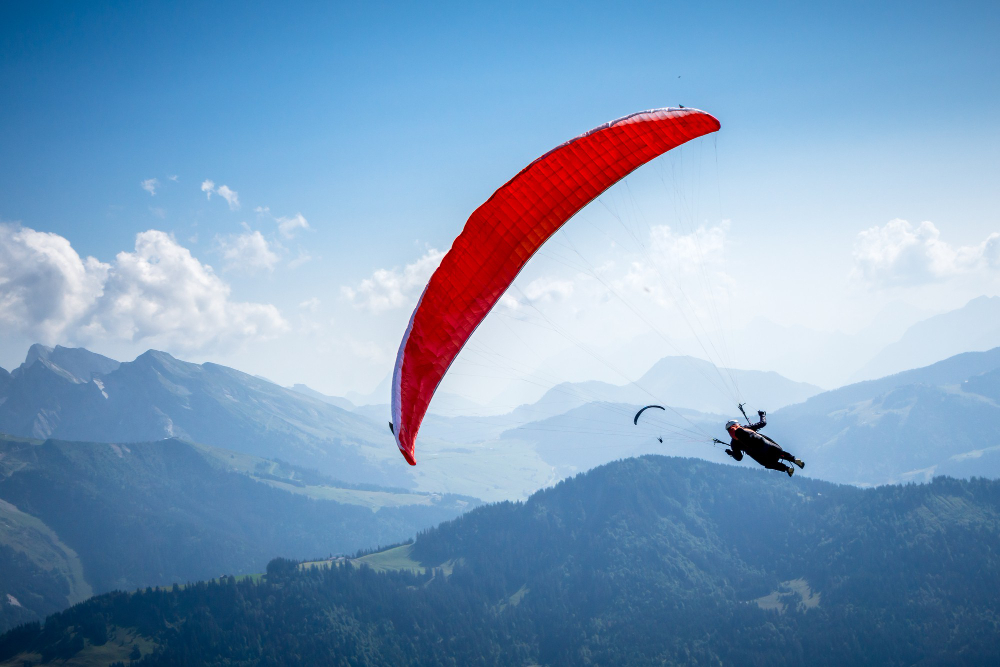 NIJE MU BILO SPASA, PODLEGAO POVREDAMA: Muškarac poginuo tokom paraglajdinga