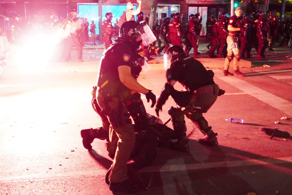 JOŠ UVEK SE UTVRĐUJU SVE OKOLNOSTI: Na protestu povređeno 48 policajaca, privedeno 77 osoba