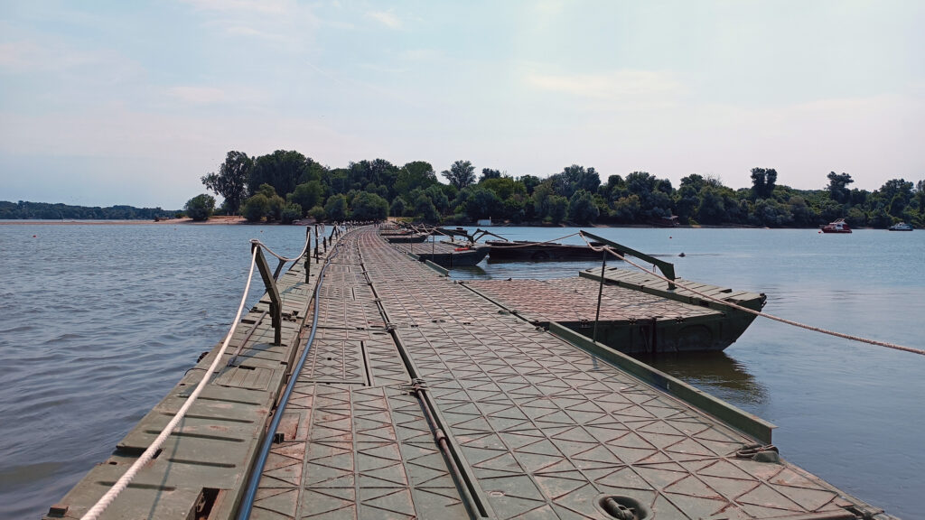 PEŠKE ILI KOLIMA DO PLAŽE LIDO: Vojska Srbije postavila pontonski most do Velikog ratnog ostrva