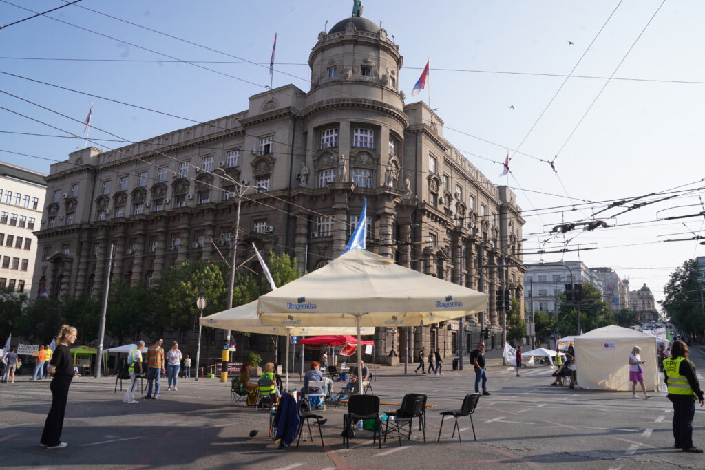 BLOKIRANA RASKRSNICA ISPRED ZGRADE VLADE: Treći dan protesta „Fakulteti na raskrsnici“