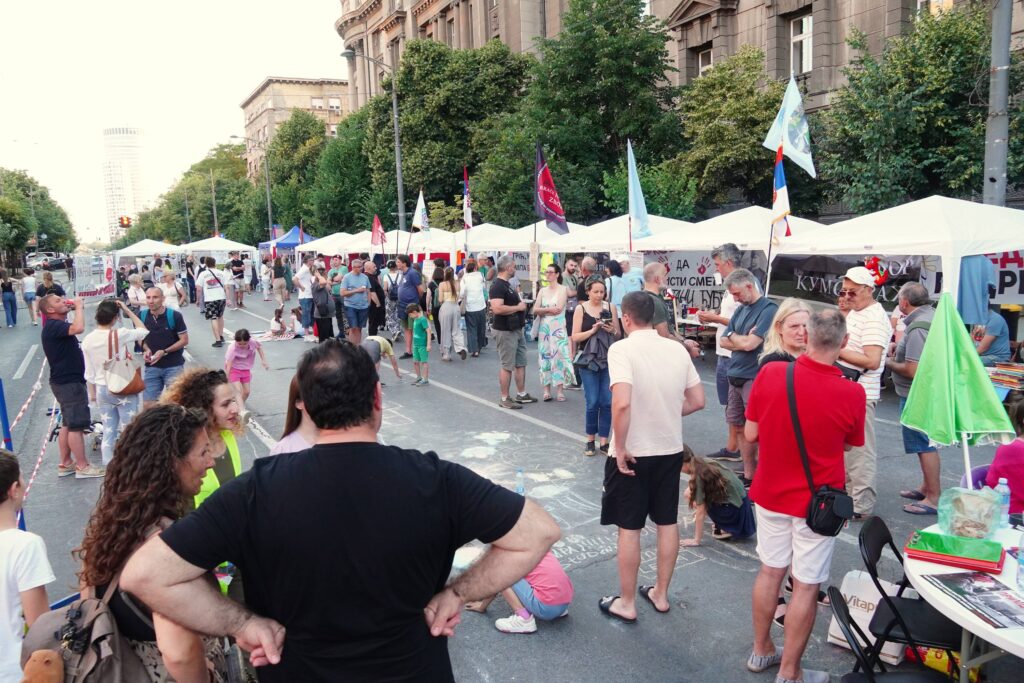 OKUPLJENI TRAŽE DA SE ISPUNE JOŠ DVA ZAHTEVA: Sedmi dan protesta „Fakulteti na raskrsnici“