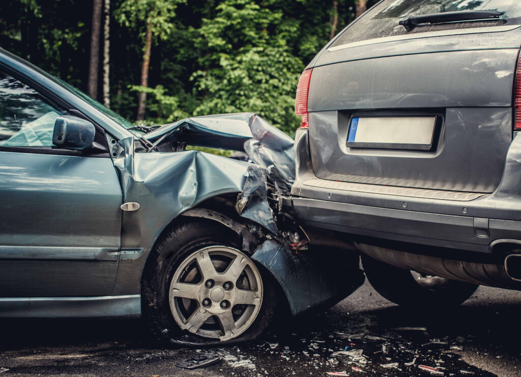 PREDNJI DEO AUTOMOBILA POTPUNO UNIŠTEN: Teška saobraćajna nezgoda u Rakovici (VIDEO)