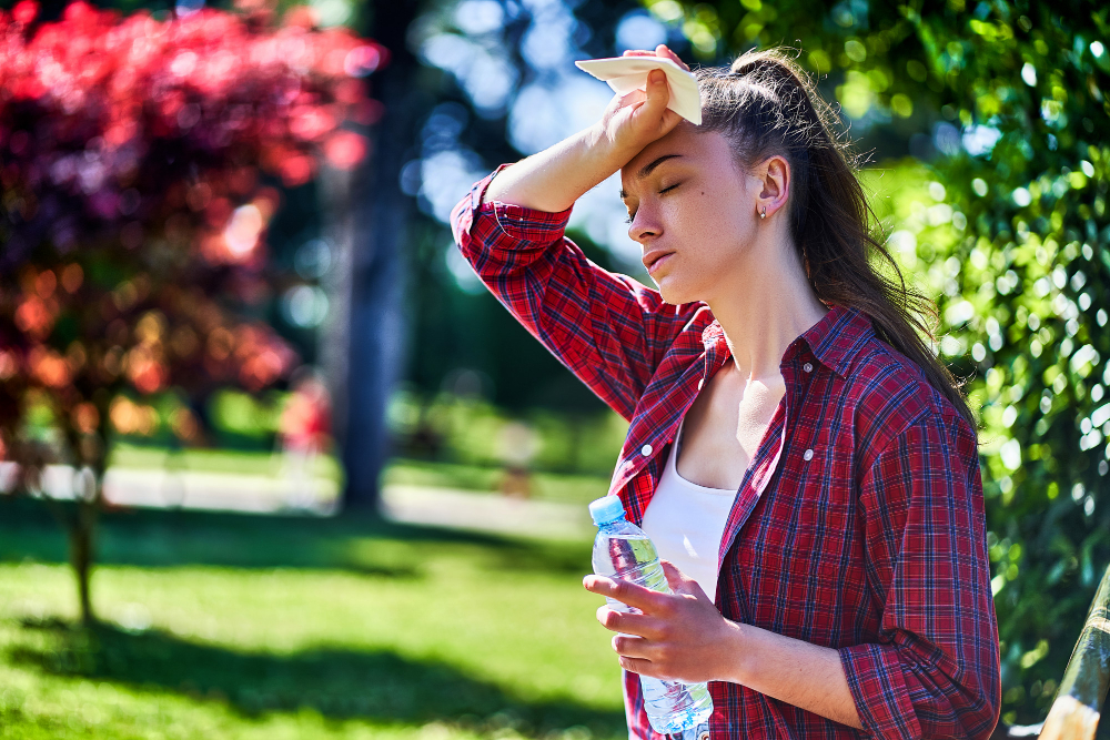 TEMPERATURE IZNAD PROSEKA, LEKARI UPOZORAVAJU NA ZDRAVSTVENE TEGOBE: Kako razlikovati sunčanicu od toplotnog udara?