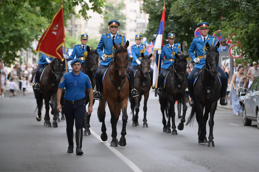 RODOLJUBLJE I ČAST NA ULICAMA KRUŠEVCA: Učešće pripadnika Vojske Srbije u obeležavanju Vidovdana