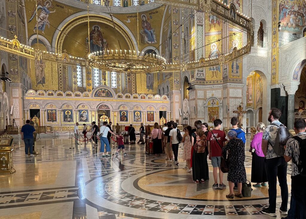 SPC: Hiljade vernika poklonilo se ruci Svetog Save