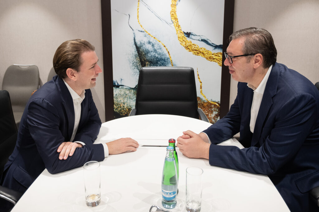 VUČIĆ SE U PRAGU SASTAO SA SEBASTIJANOM KURCOM: Srdačan razgovor u okviru globalnog bezbednosnog foruma „GLOBSEC“