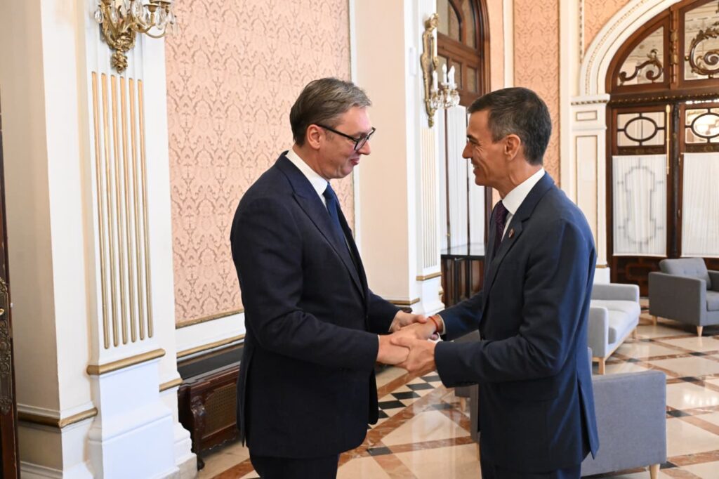 RAVNOPRAVNIJI PRISTUP RESURSIMA: Predsednik Srbije razgovarao sa španskim premijerom u Sevilji