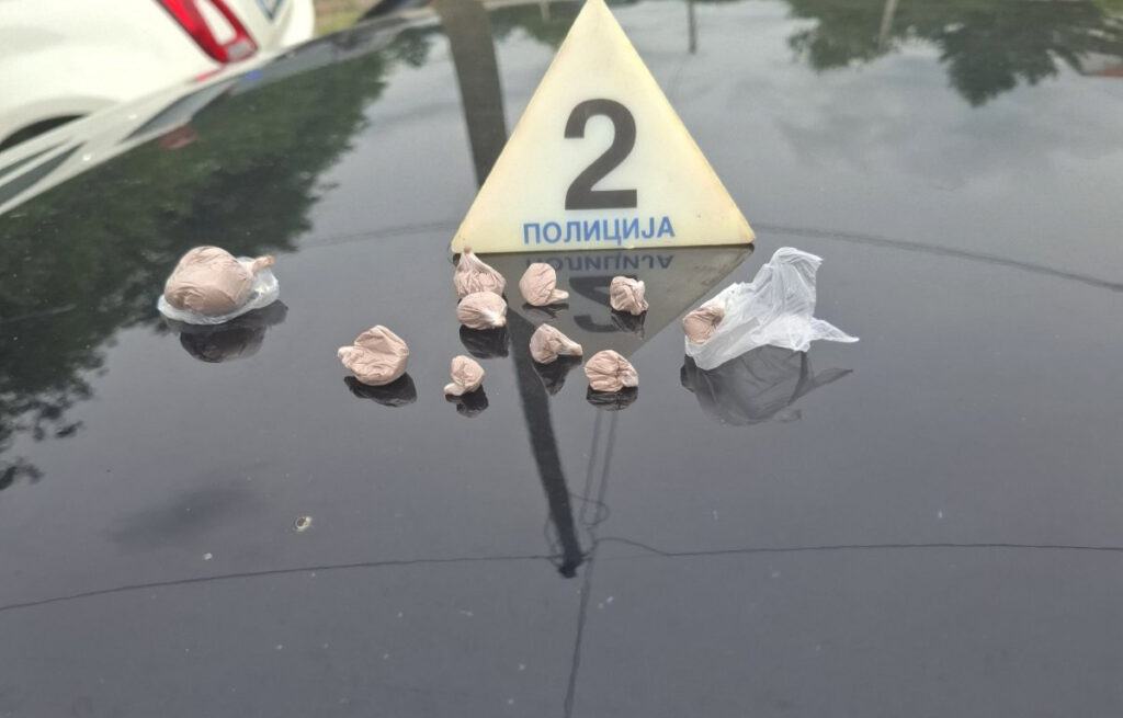 POKUŠALI DA POBEGNU PA UDARILI U SLUŽBENO VOZILO: Uhapšeni dileri heroina u Obrenovcu