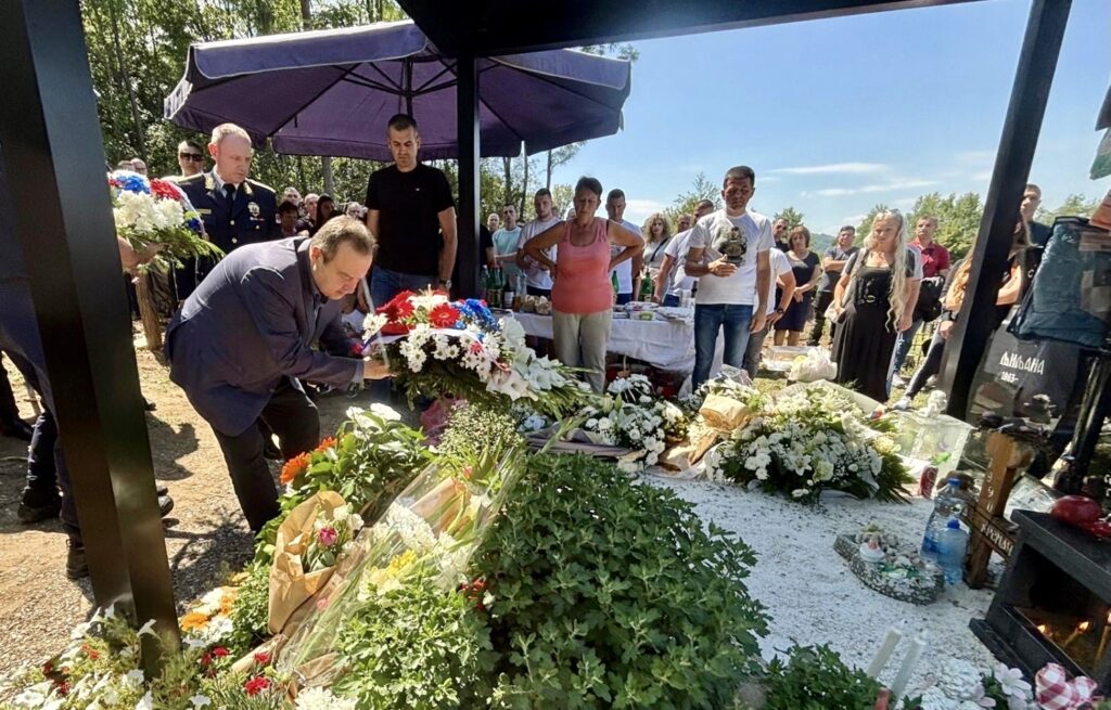 NJIHOVA IMENA SU NAŠA OBAVEZA: Ivica Dačić i direktor policije general Vasiljević na pomenu Nikoli Krsmanoviću