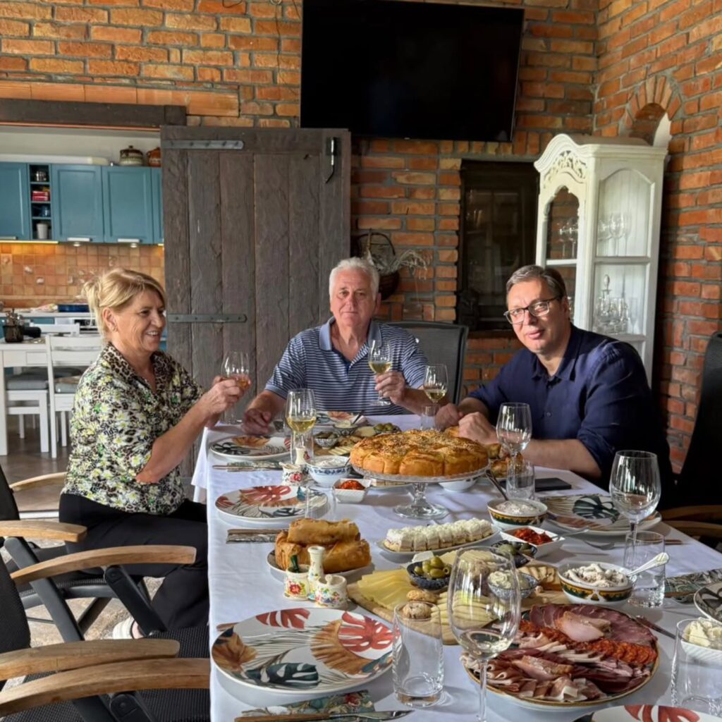 MNOGO MUDRIH SAVETA I DRAGIČINE ĐAKONIJE: Predsednik Vučić posetio Tomislava Nikolića