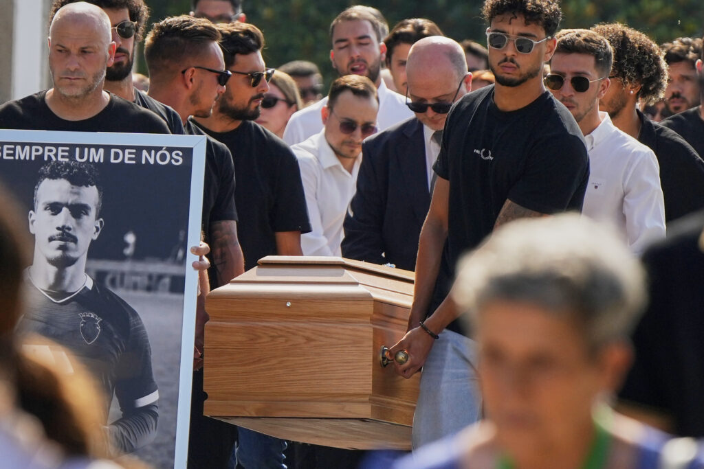 MORALA DA INTERVENIŠE I POLICIJA: Skandal na grobu Dioga Žote – odmah nakon sahrane