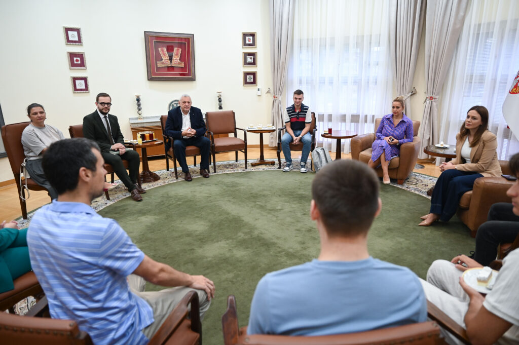 ISPRAĆAJ NA AI OLIMPIJADU: Mladi asovi veštačke inteligencije idu u Kinu