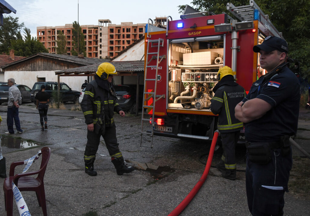 IZAZVAO POŽAR, PA PUCAO U VATROGASCE: Drama u nehigijenskom naselju u Novom Sadu