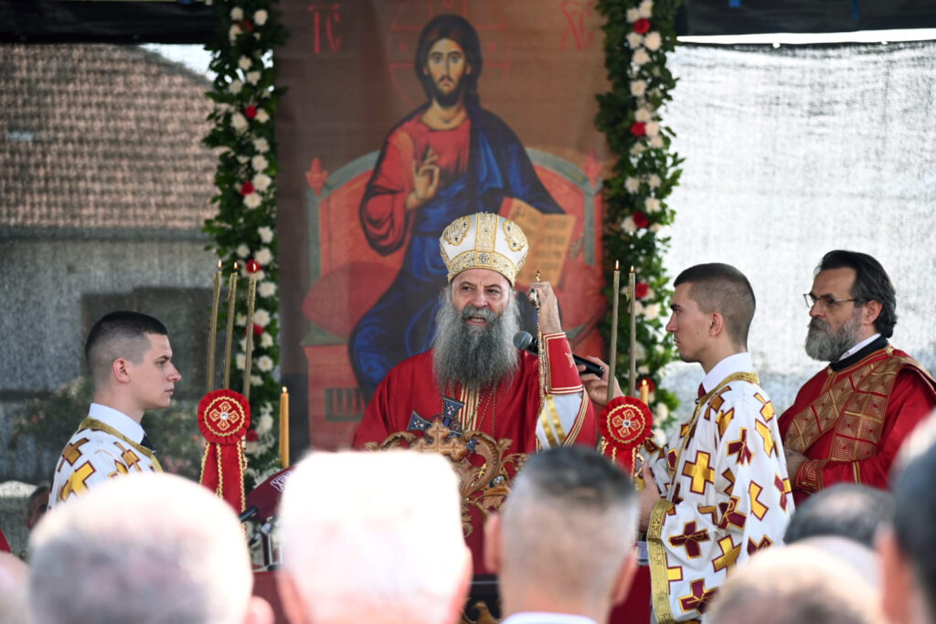 ZNAMO DA SMO GREŠNI I DA TREBA DA BUDEMO BOLJI: Patrijarh Porfirije na liturgiji u Bratuncu