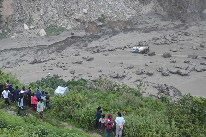 STRAVIČNO NEVREME: U monsunskim poplavama u Nepalu nestalo 18 osoba, srušen most ka Kini