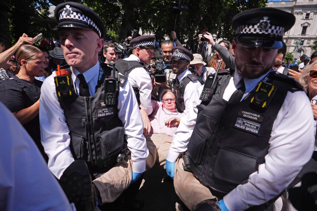 BRITANIJA ZABRANJUJE I HAPSI AKTIVISTE: Policija u Londonu uhapsila preko 40 učesnika protesta za podršku Palestinskoj akciji