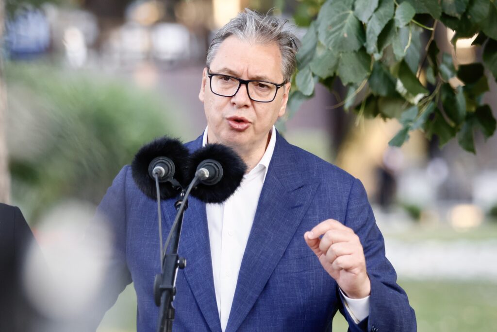 LJUDIMA ĆEMO DATI PARE ODMAH: Vučić obilazi porodice koje su u požaru ostale bez kuća