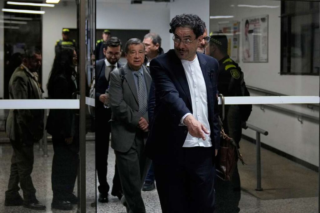 ČEKA GA MNOGO GODINA ZATVORA: Osuđen Alvaro Uribe – bivši predsednik Kolumbije