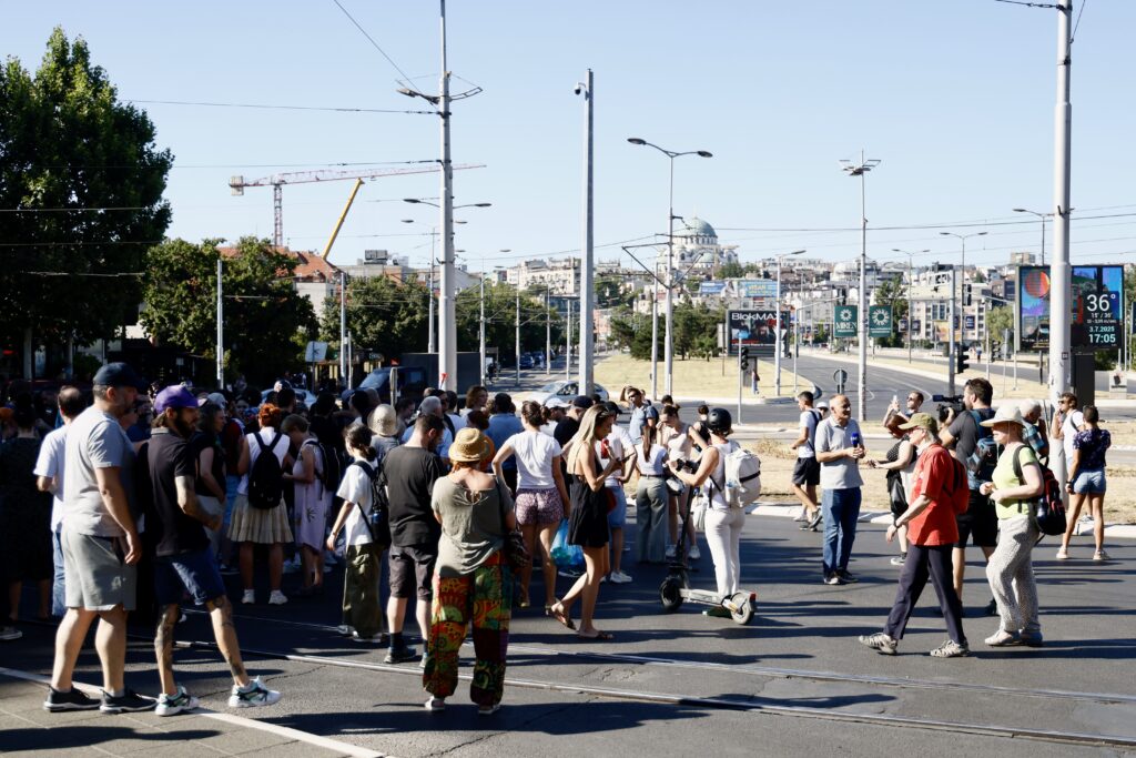 RASKRSNICE I ULICE PONOVO NA UDARU STUDENATA I GRAĐANA: Nove blokade nekoliko lokacija u Beogradu i u više mesta u Srbiji