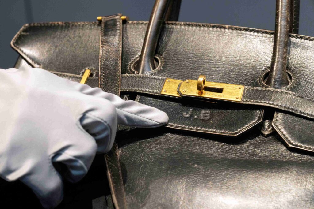 TAŠNA KOJU SVE ŽENE ŽELE: Originalna Birkin torba danas na aukciji u Parizu