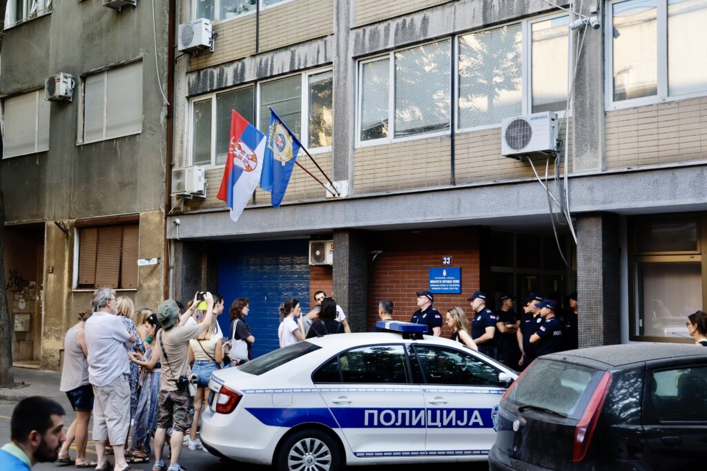 POLICIJA SKLANJA KONTEJNERE: Ponovo blokade u Beogradu i gradovima Srbije, kao i na magistralnim putevima
