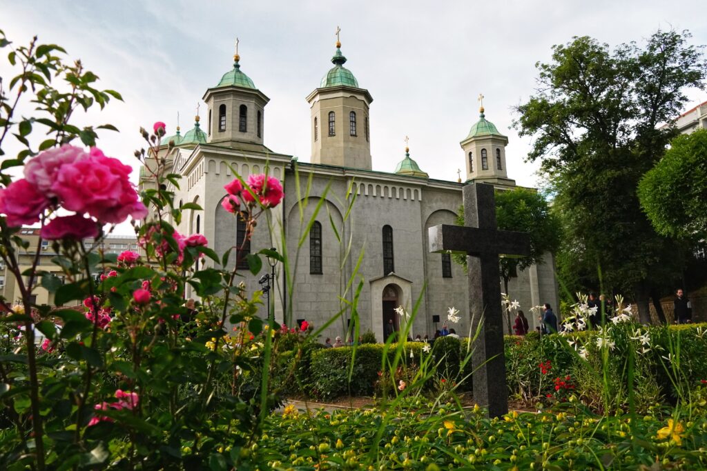 MNOGI NE ZNAJU OVE OBIČAJE: Danas je Petrovdan, SPC i njeni vernici slave Svete apostole Petra i Pavla