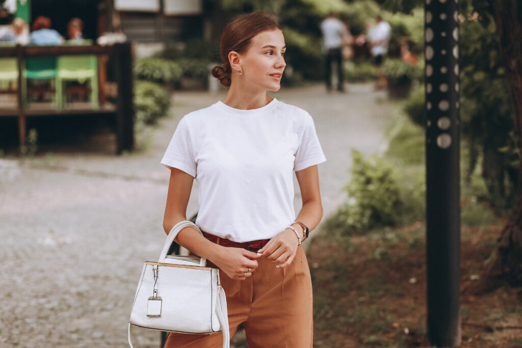JEDNOSTAVNO I EFEKTNO: Bela majica – komad garderobe koji ide uz sve